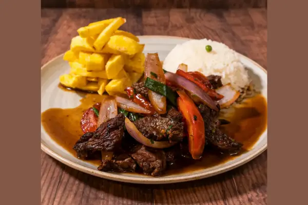 lomo saltado plate